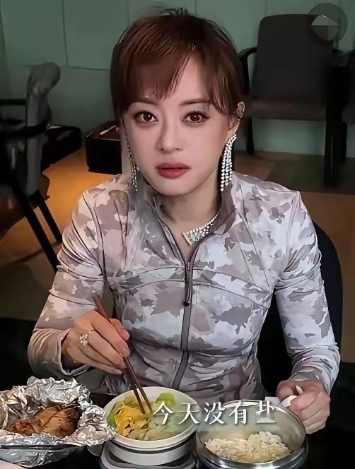 看看孙俪吃饭不放盐不放油，全是清汤寡水的菜饭，怎么吃的下去啊
