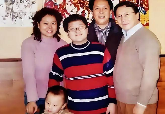唐国强72岁高龄仍拼命拍戏背后：两个儿子残疾真相刺痛全网！这位荧幕上叱咤风云