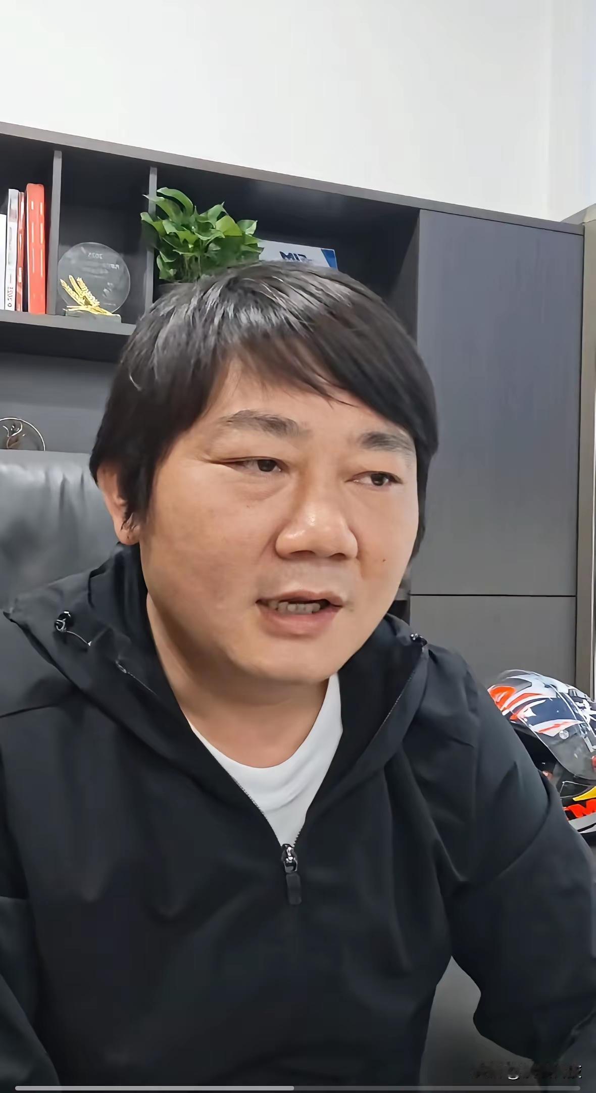 我发现一个特别拧巴的事：张雪嘴上说不要，身体比谁都诚实……他一边说“我不希望