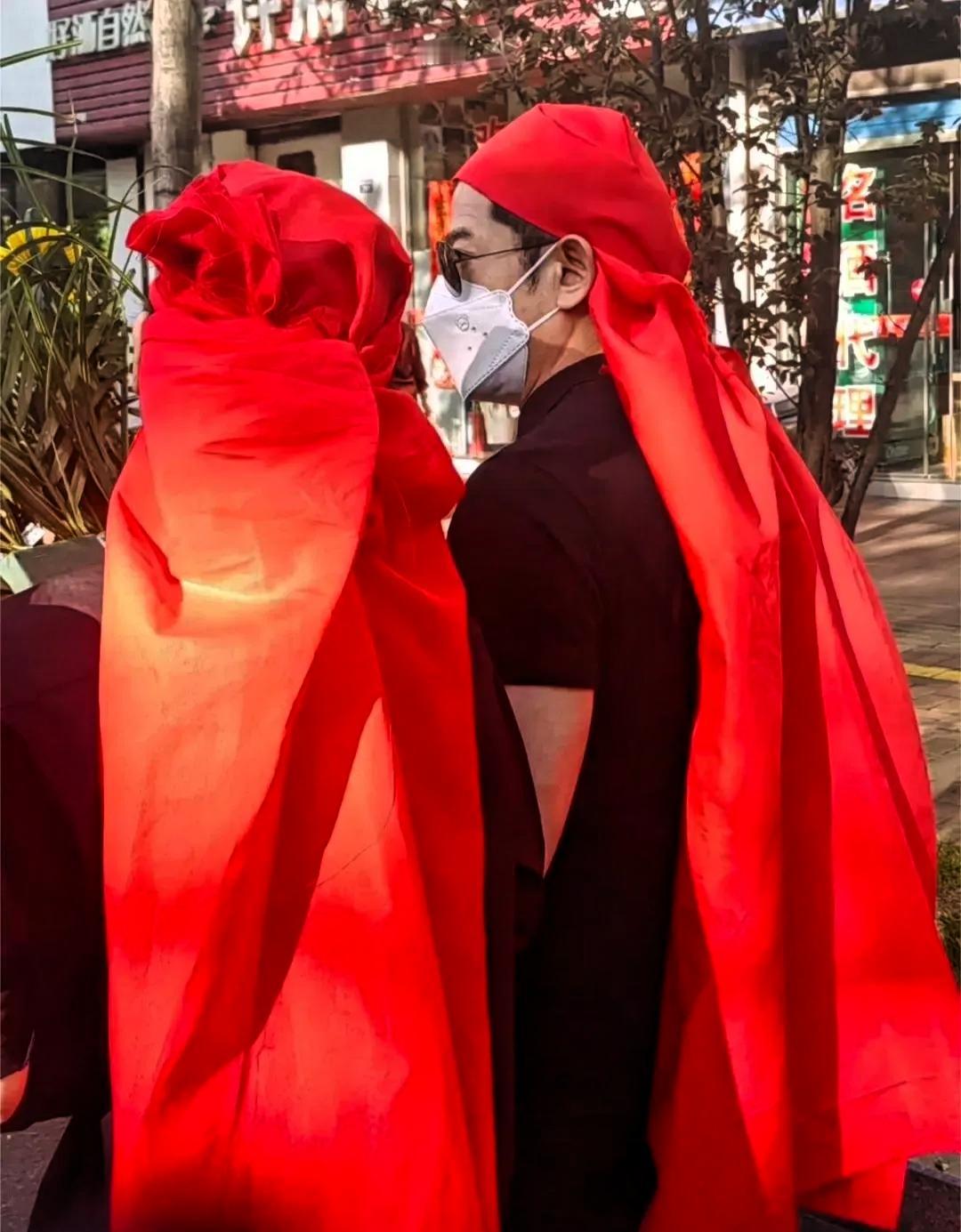 郭富城，这下让所有网友都刮目相看了！5月16日，方媛外公离世出殡，61岁的郭富城