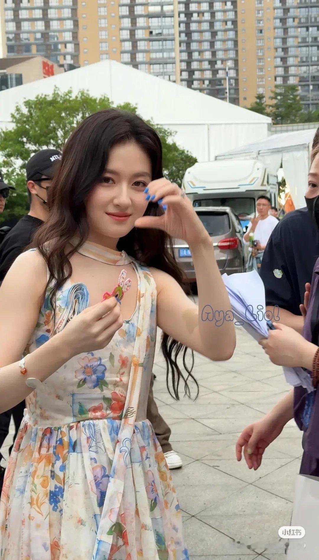 李兰迪今日活动出图，很多网友都在嘲讽她的身材，我觉得挺好的呀