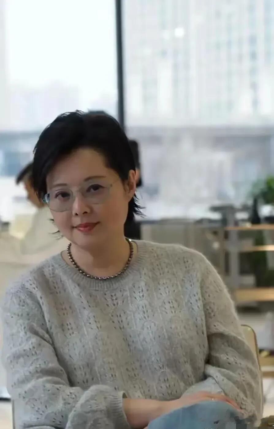 这位女明星胖了好多，颜值没有以前高了，胖成了大妈的模样，但她历经岁月沉淀的那一份