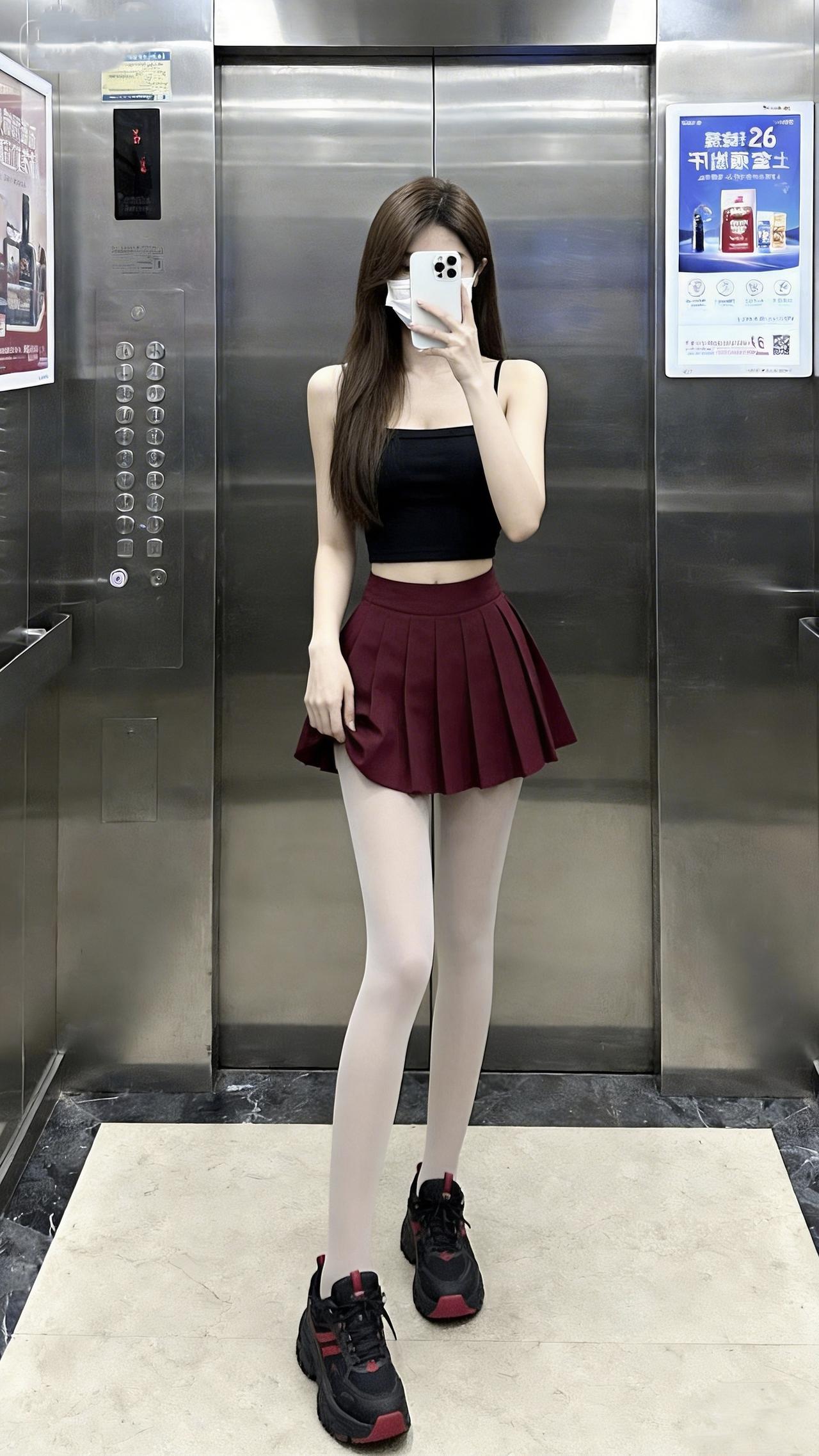 黑色吊带露肤刚好，酒红百褶裙一摆就自带复古气场搭红边老爹鞋，电梯间随手拍出大片