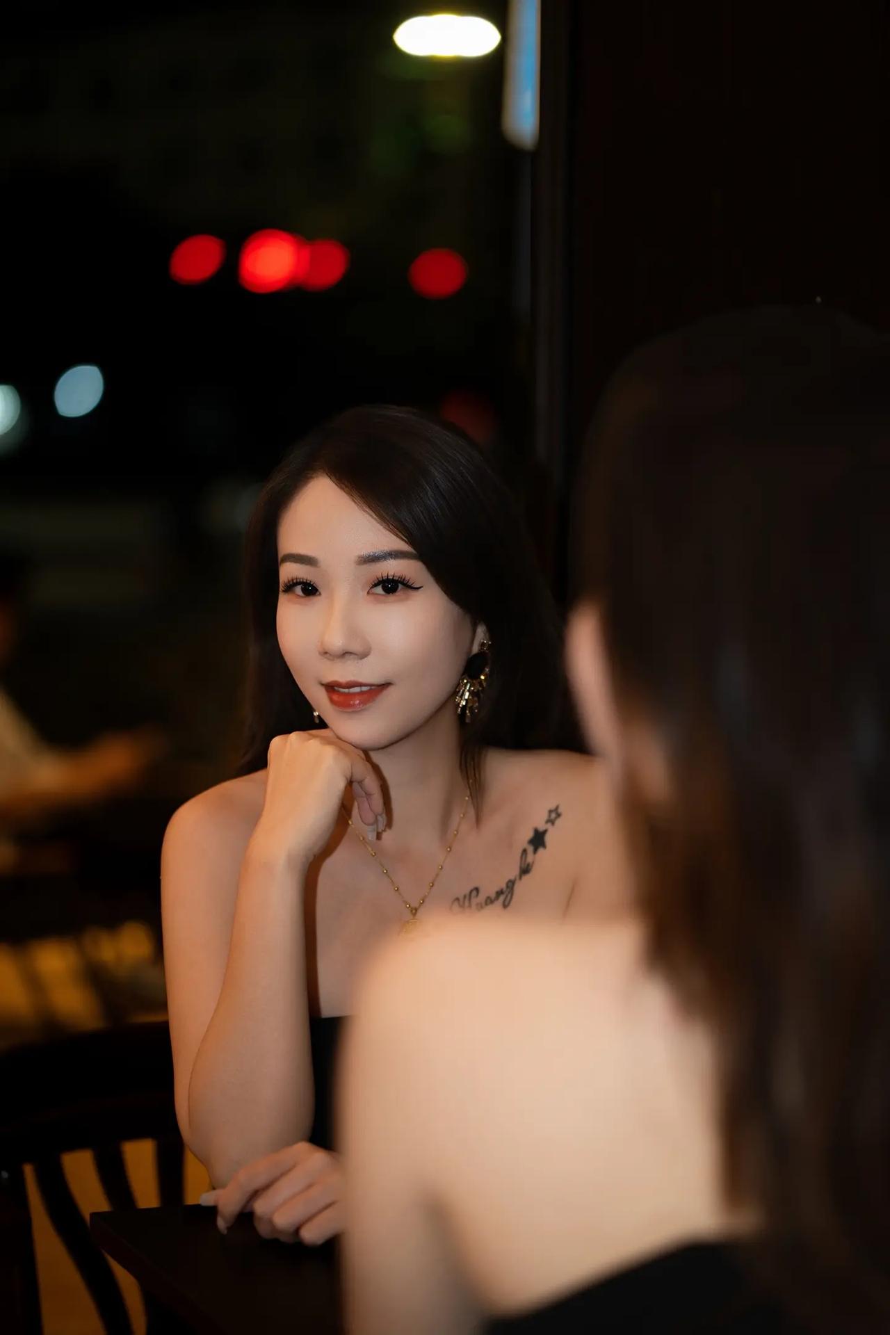 成年人的见面成本很高贵的不是一顿饭一杯咖啡而是彼此的时间快和闺蜜拍街头氛