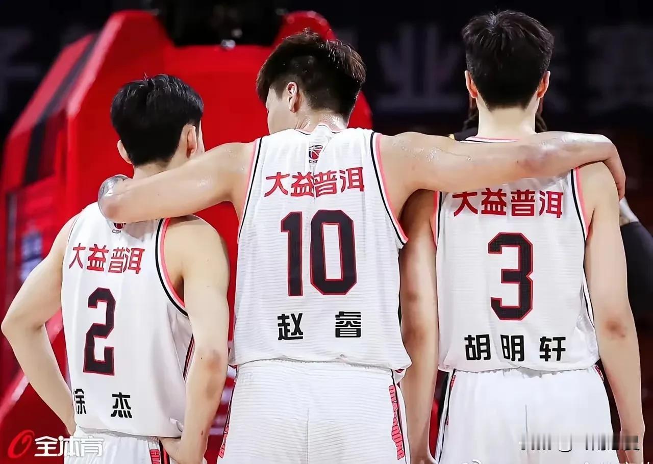 终于明白赵睿当年为何要离开广东了。广东队连败，如果仅看数据，的确是徐杰拉胯，胡
