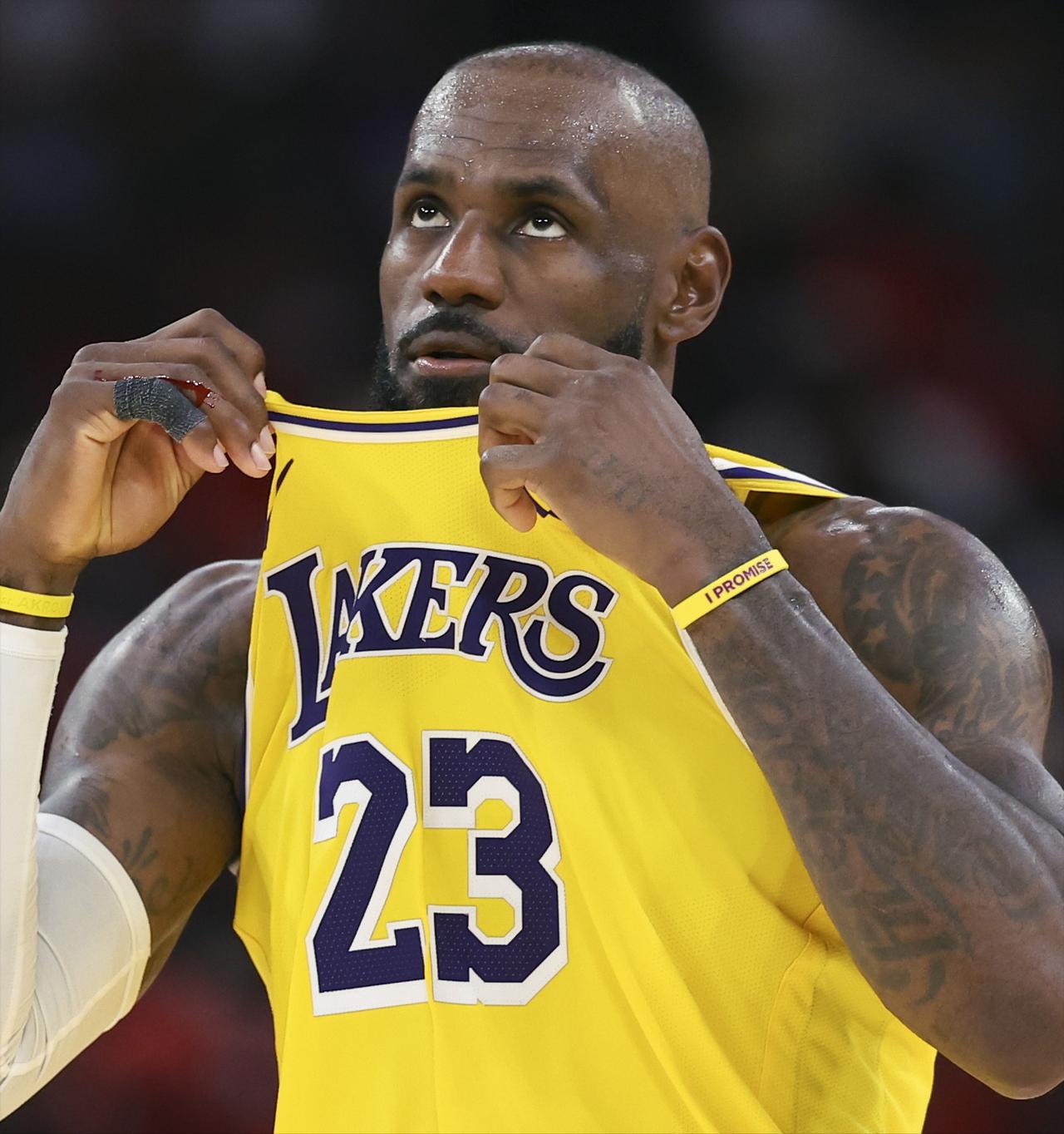 湖人首轮“失误”数据：G1：18次失误，斯玛特5次G2：12次失误，詹姆斯、