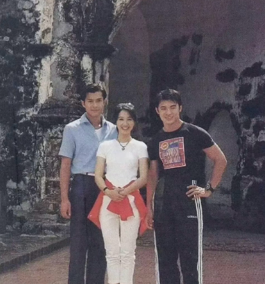“这张照片拍摄于27年前，能认出来三人的，估计都儿女绕膝了吧。”​​​