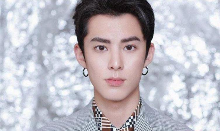 王鹤棣工作室愁秃头！全网吐槽风暴难平，发声真的太难了！谁能想到，一场综艺玩笑，