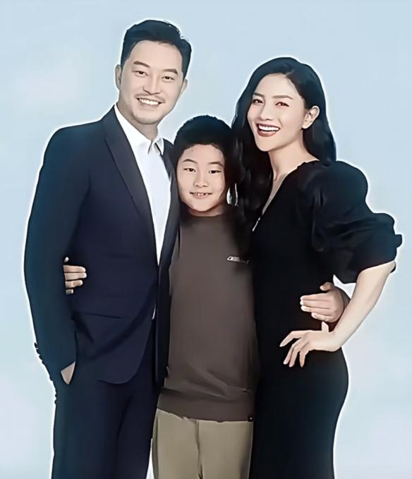 一次，胡可在外地拍戏，沙溢瞒着她悄悄去探班，结果来到胡可房间门口，连敲了好几分钟