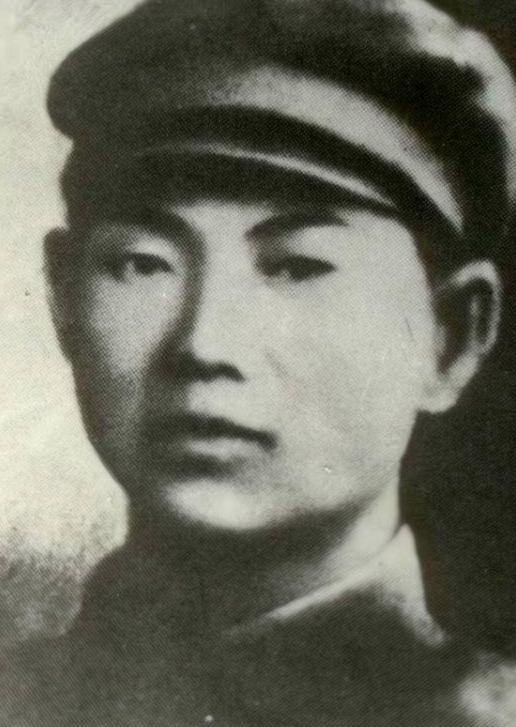 1942年，一位抗联军长壮烈殉国，日军在搜查遗体时，偶然翻出一本笔记。当他们掀开