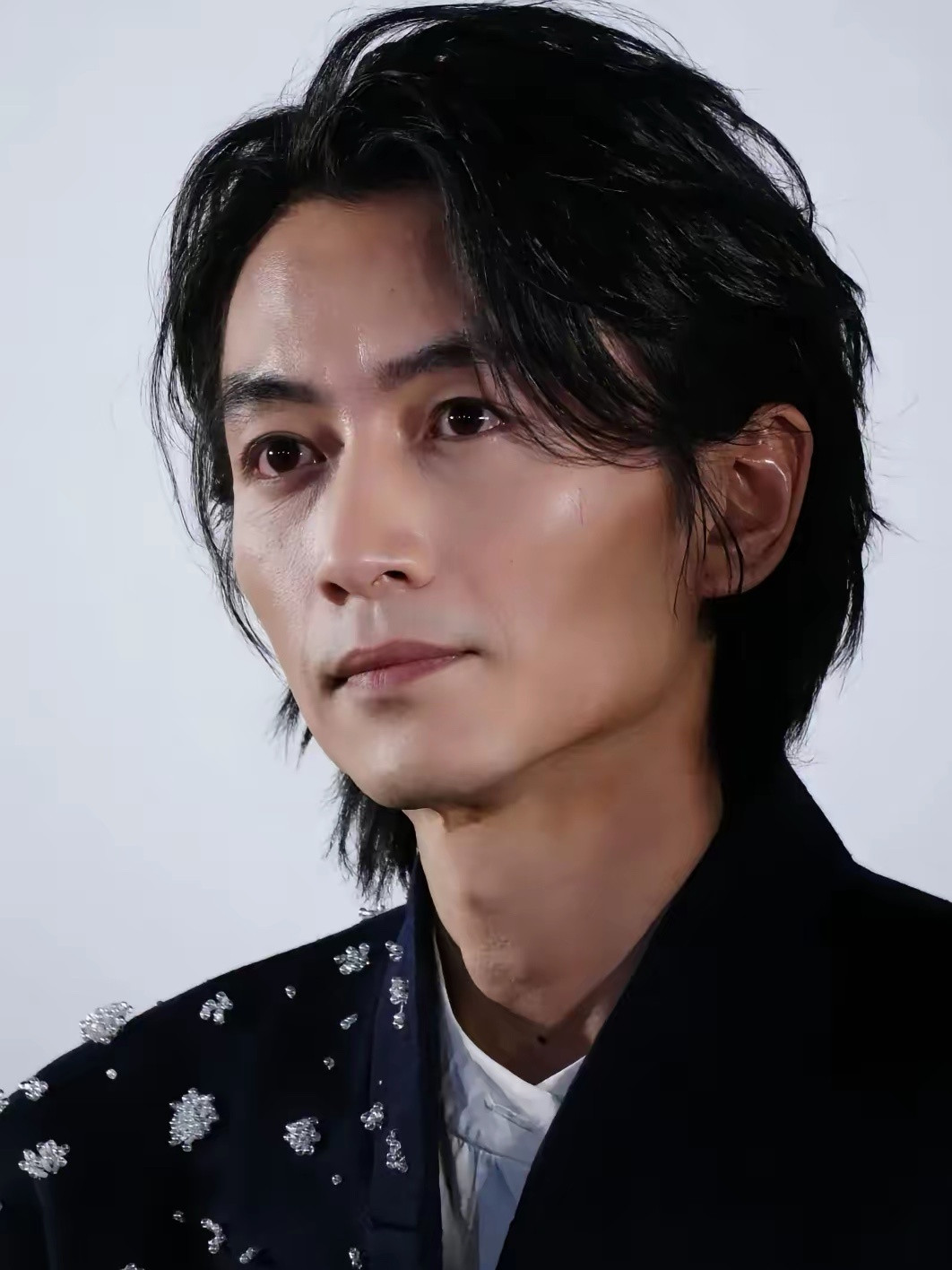 陈晓估计后槽牙都要咬碎了倒不是因为他事业不顺也不是因为他面相变了，而是前妻陈妍希