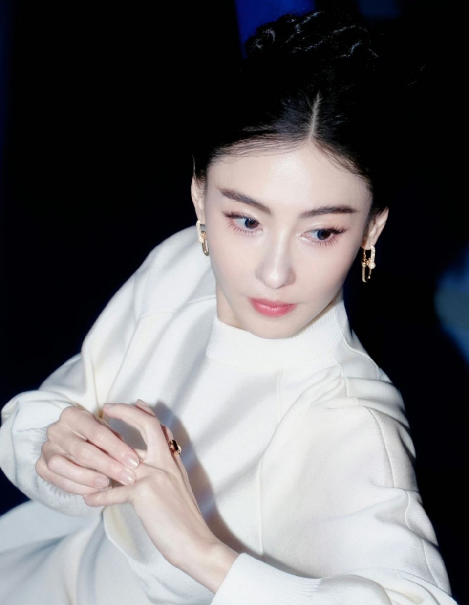 张柏芝不愧是冻龄女神，皮肤好到发光，岁月没在她脸上留痕，这么多年一直惊艳