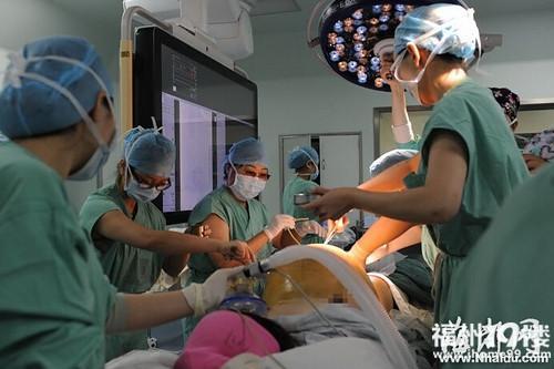 三胞胎分娩全过程真实现场实拍, 生孩子就是这么回事!