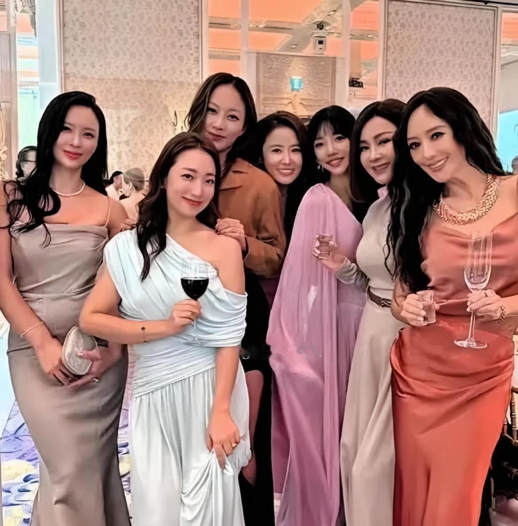 李靓蕾离婚后，第一个接到许玮甯的婚礼请柬。不是安慰，是庆祝。那张请柬，是闺蜜