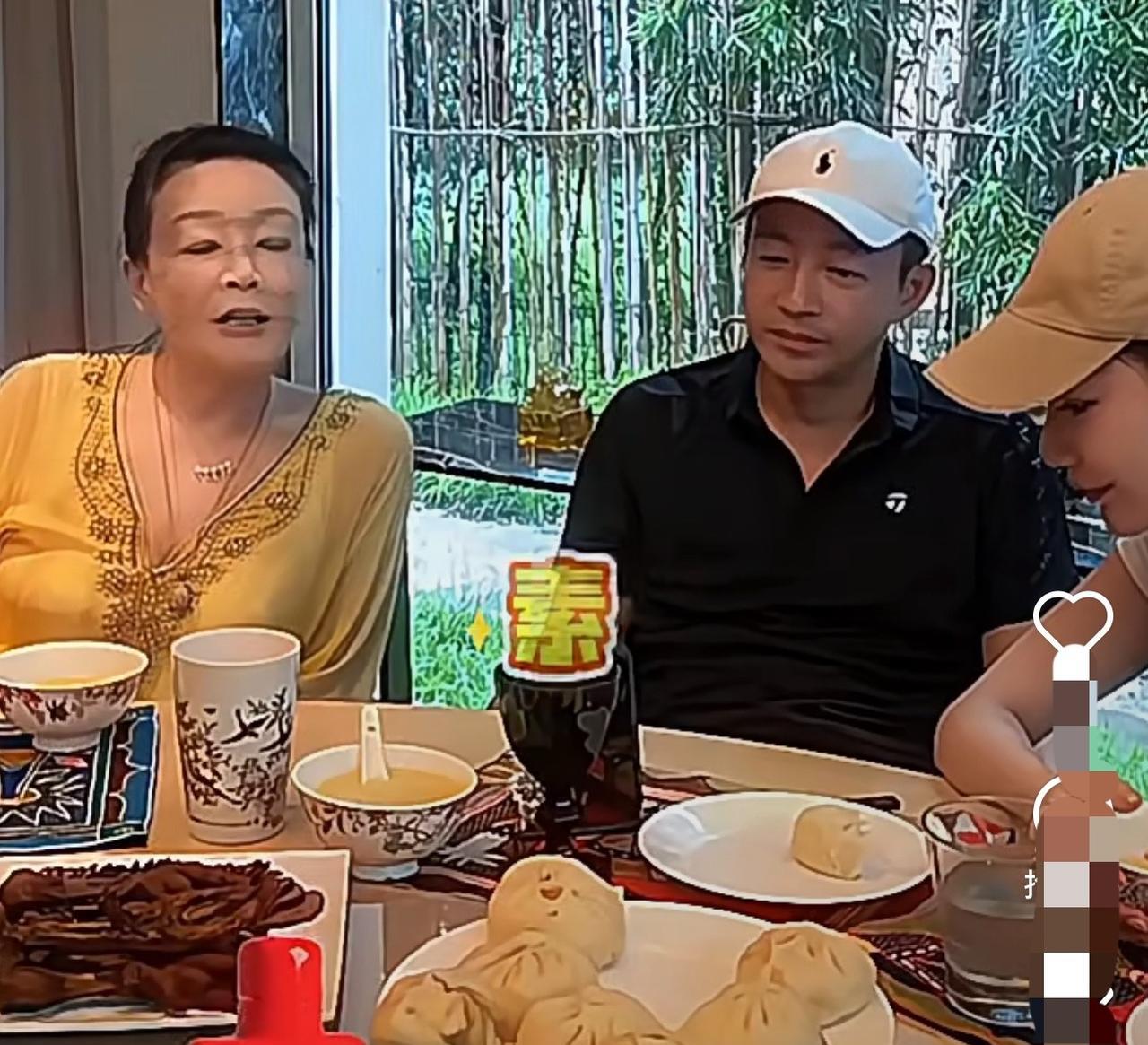 汪小菲马筱梅已经从湾湾回到北京了！今天晚上两个人来婆婆张兰家里吃饭了！张兰真是
