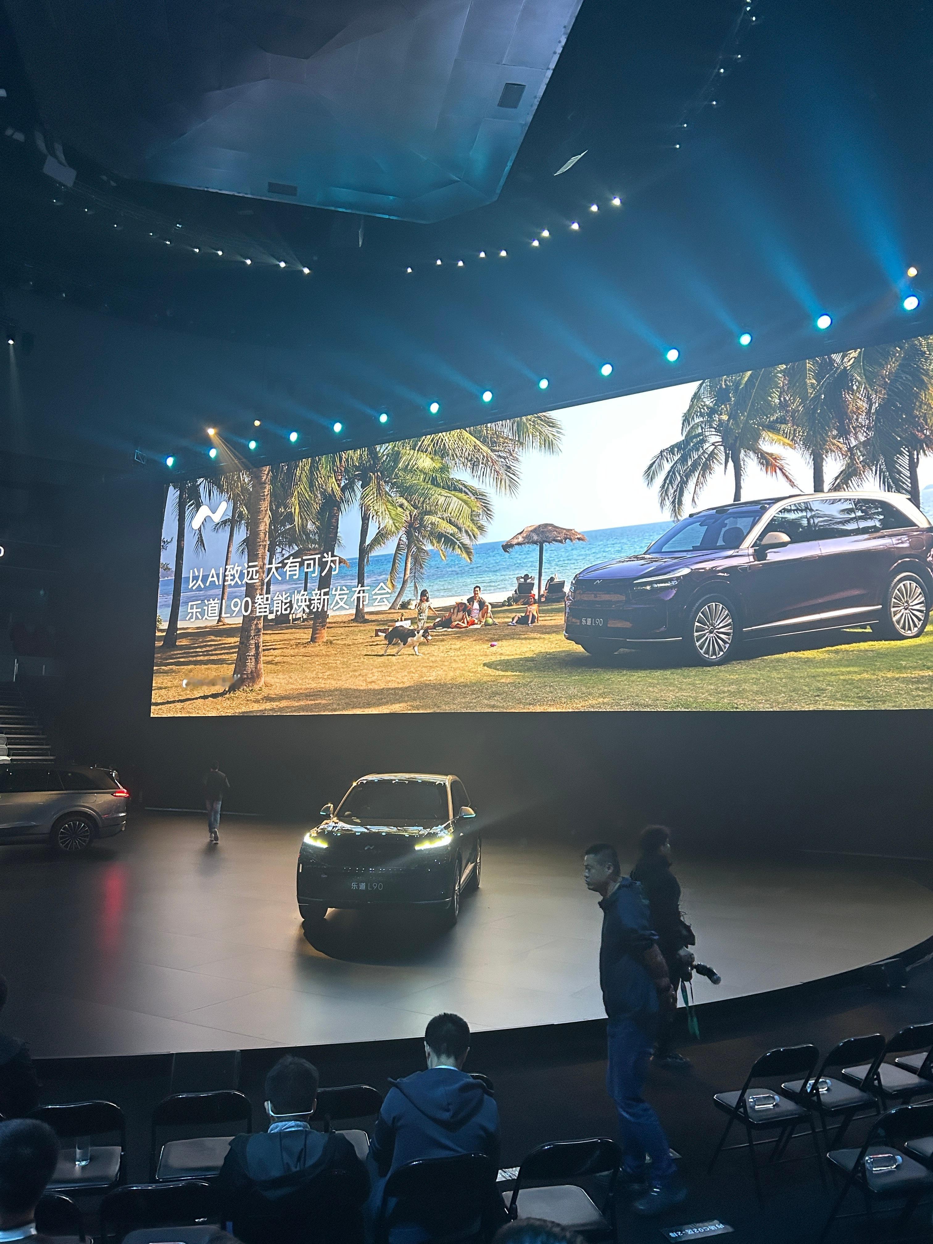 听说今天有沙溢和胡可来，所以我坐的非常非常近乐道l90杭州·中国杭州电竞中心