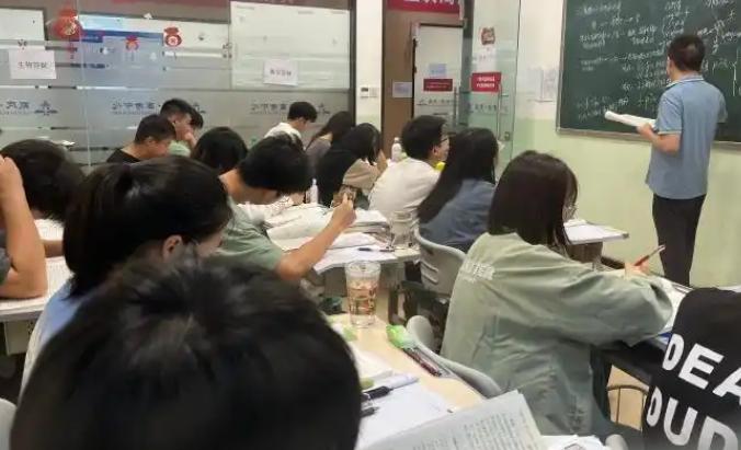 亲妈一句话，硬生生把儿子的“铁饭碗”给砸了。上海这位大妈八成没料到，自己在五百人