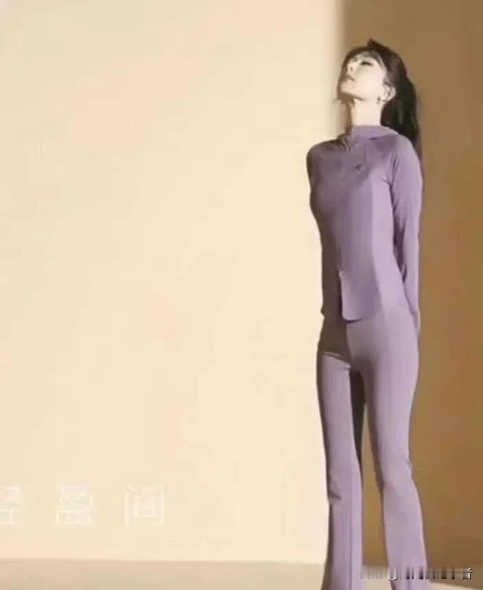 杨紫这身材，真的比电视剧古装看起来瘦很多，杨紫总是给人一种眼光积极，打不败的感觉