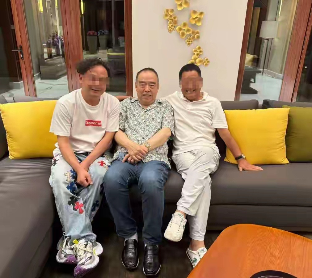 74岁陈凯歌在三亚豪宅过年，屋内一尘不染，没有多余花哨的摆件​​​