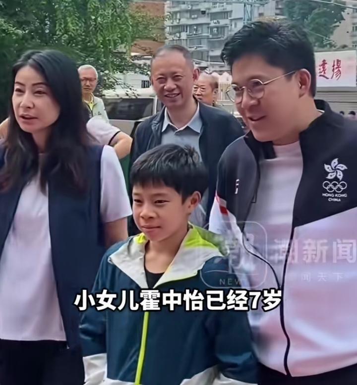 近日霍启刚晒出一家五口清明去广西玩的照片，全程温馨又接地气。这次出游的原因