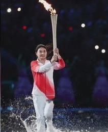 豪门也玩“盲盒惊喜”？霍震霆现场才知郭晶晶是火炬手国际赛事火炬交接现场，霍