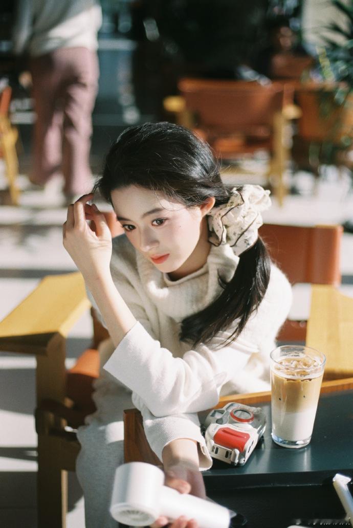 黄杨钿甜侧马尾黄杨钿甜冬日暖阳六宫格黄杨钿甜的冬日暖阳六宫格来袭，侧马尾造型利