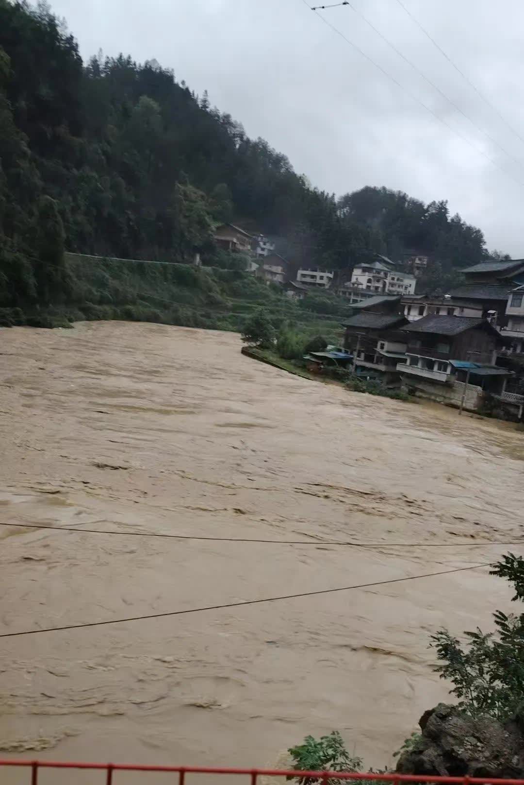 暴雨来袭，河水猛涨近日，暴雨来袭，河水猛涨，请临河，临江的提