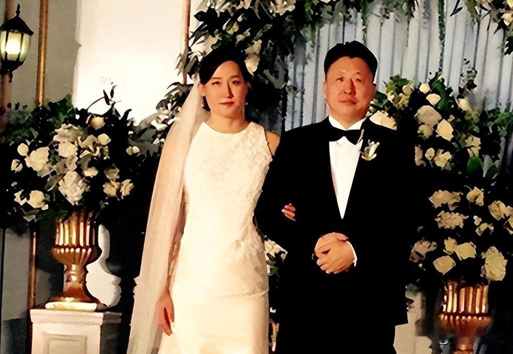 三婚娶徒，奥运冠军变农妇，金牌教练为何身败名裂？金炜以前在中国泳坛挺风光的，带