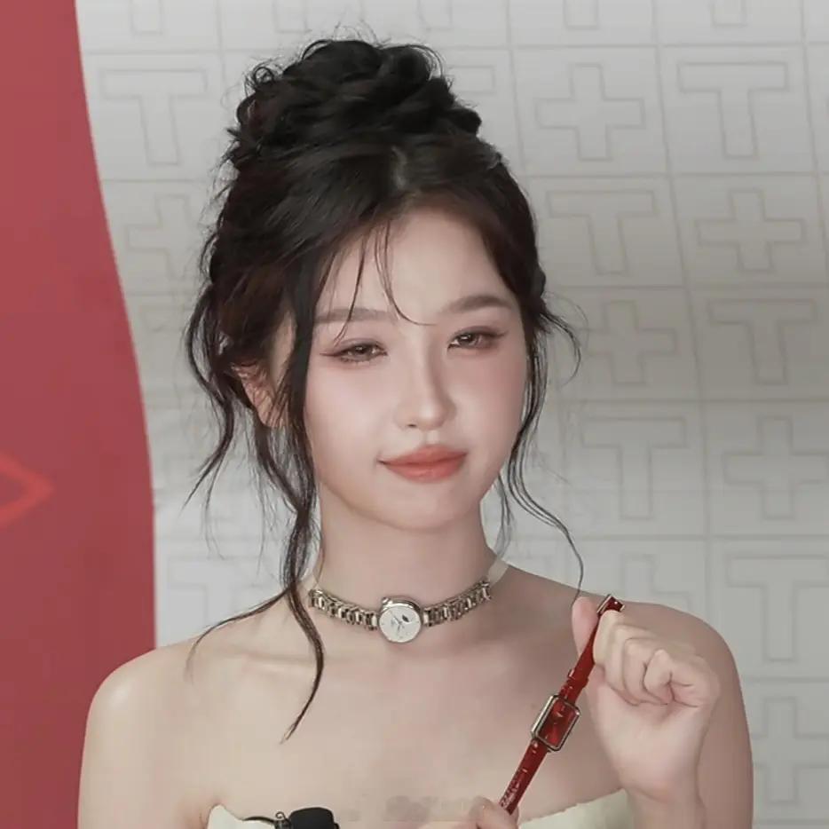 虞书欣直播emm……为什么要把手表扣在脖子上，是觉得很好看还是彰显脖子很细呢？