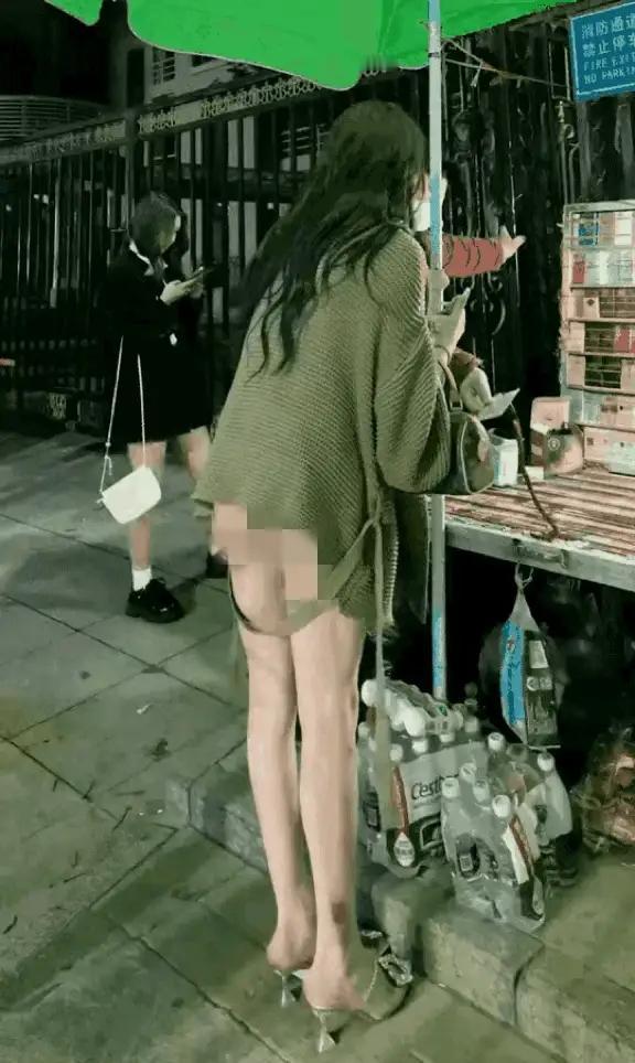 “回头率爆表”不是没底线！姑娘你这穿搭是博眼球还是真没钱？就算我愿意资助，公共