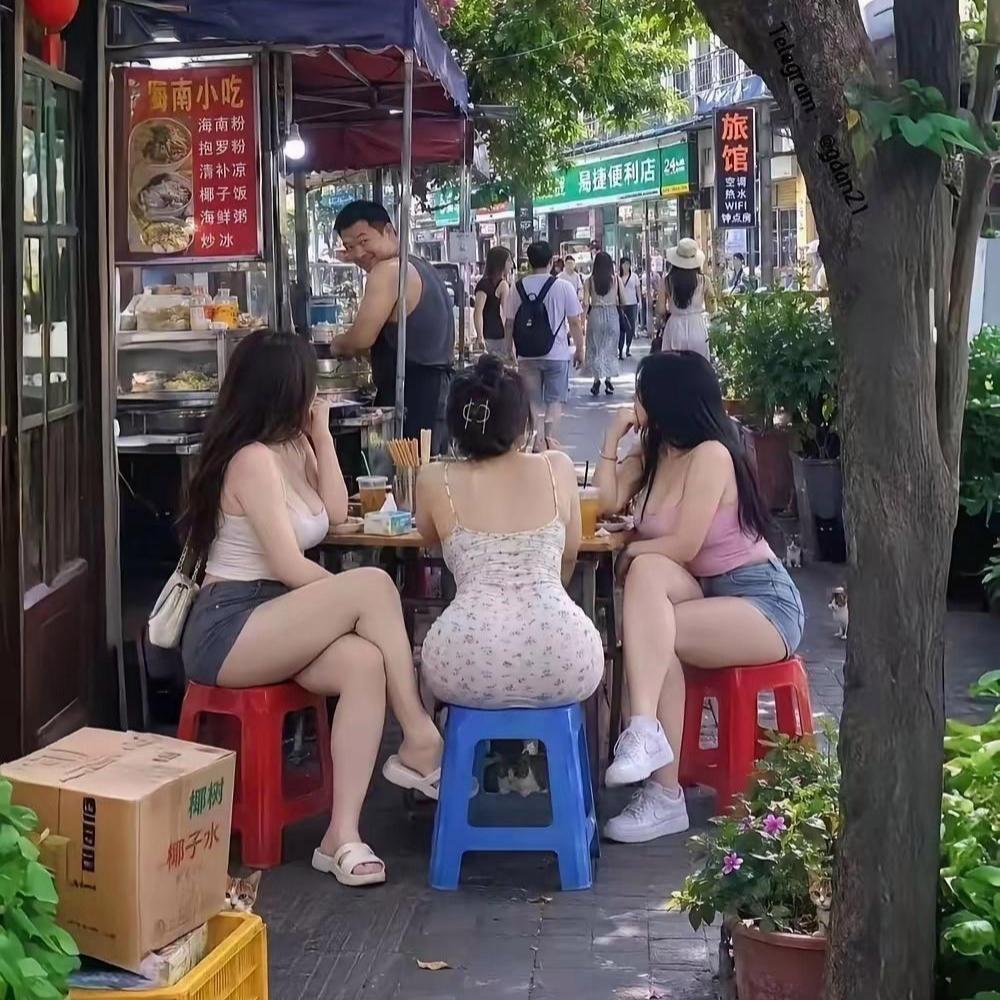 街边小店这一幕，引发不少讨论！三位姑娘坐在小吃摊的路边位置，占了人行道，整