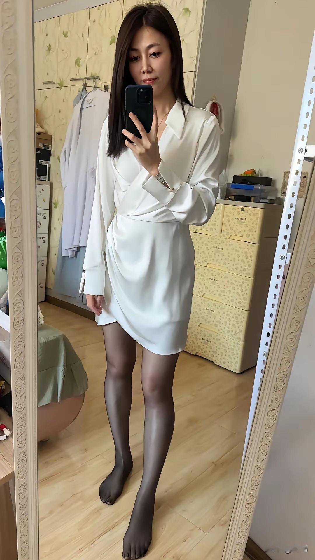 优雅白裙加镜中自拍，简直是时尚感拉满的时刻！就像刘浩存，穿上优雅白裙宛如仙女下凡