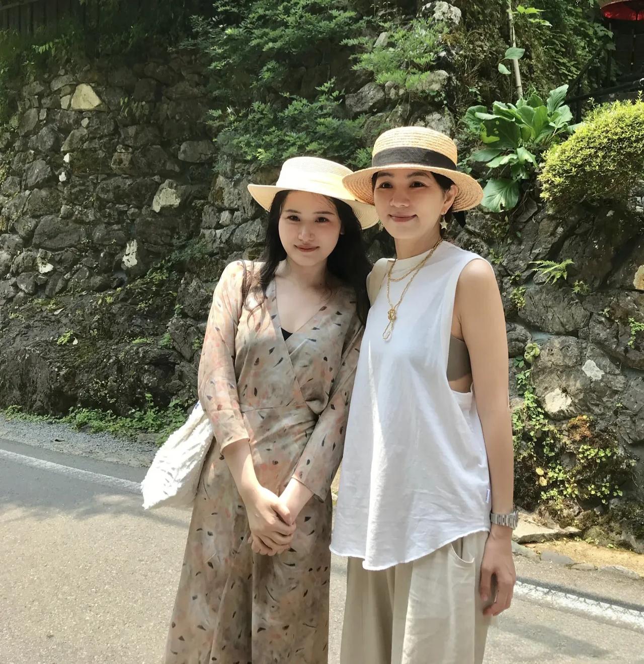 女团SHE成员陈嘉桦在日本参观贵船神社，她打扮得像日本的贵妇，整个人状态超好，完