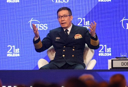 中美谈判如火如荼时，来自中国的两拨人马，突然落地一个特殊国家