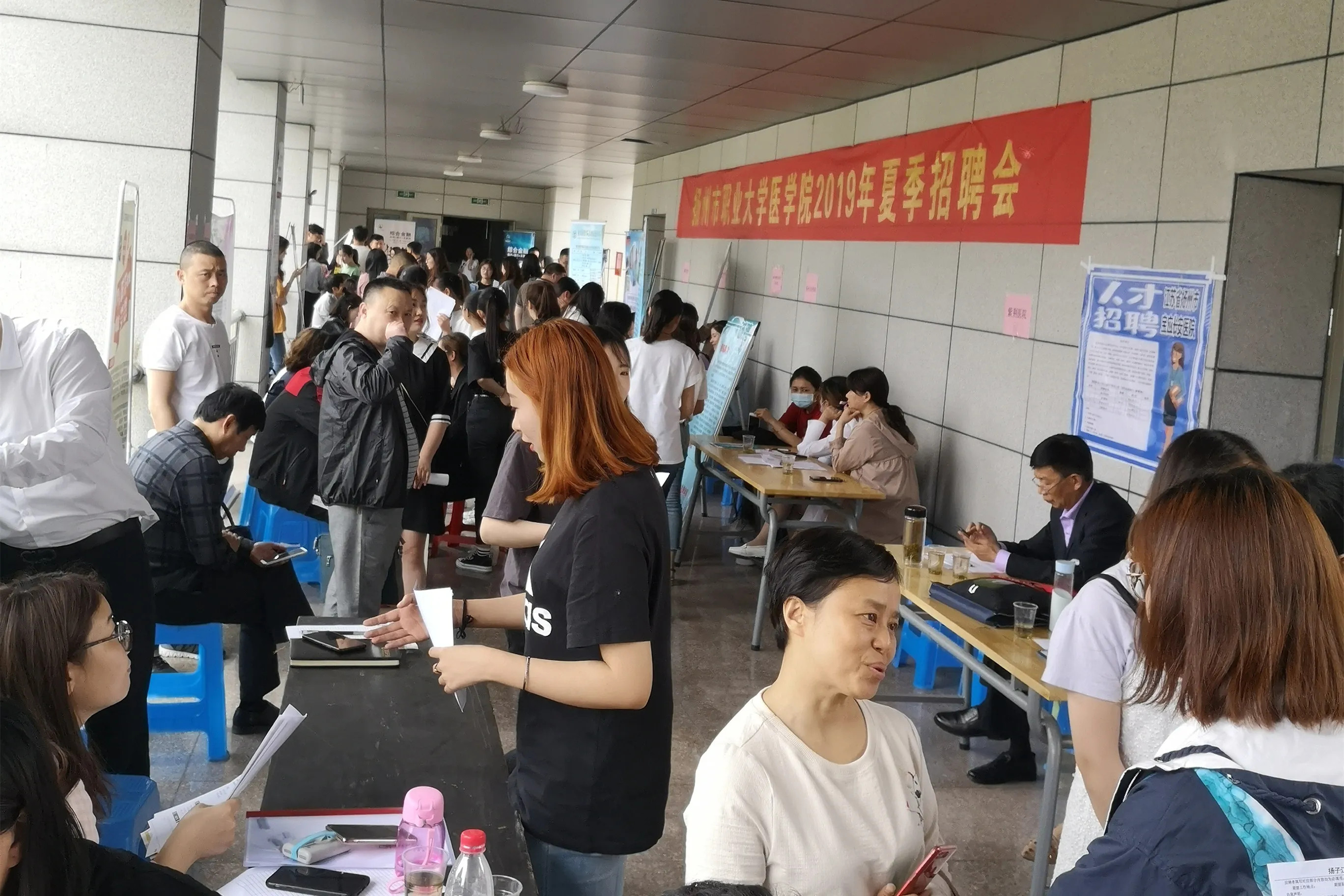 医学生找不到工作还是不愿向下流动三甲门槛卷到博士起步，基层岗位却无人问津——百万