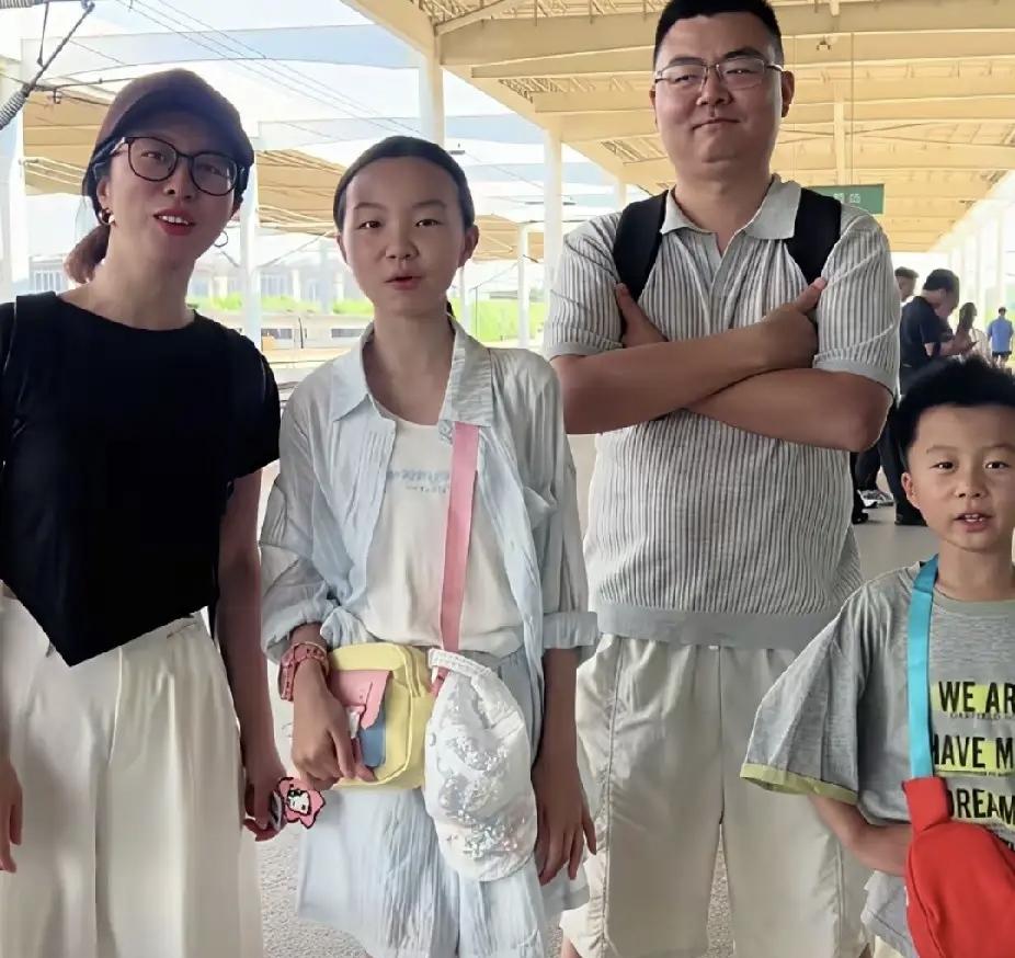 郭威的女儿跟许敏长得好相似哦，只是孙女跟亲奶奶许敏好像也不来往，所以估计彼此的关