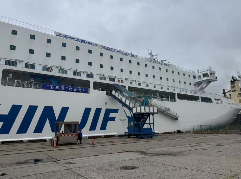 日本接连收到两个“坏消息”，高市早苗第一次这么紧张：两个“坏消息”：一是上海开往