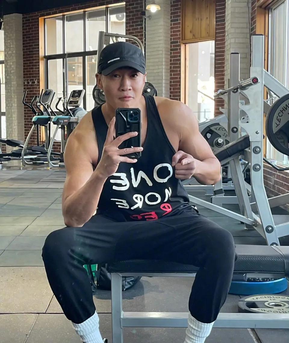 51岁何润东翻红背后：手上打着钢钉，健身一天没停！最近何润东因“项羽”一角翻红