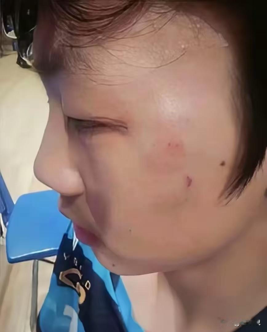 输球不可怕，输人才是真的可怕。近日，在江苏省选拔赛男子14岁组半决赛中，曹彦灏