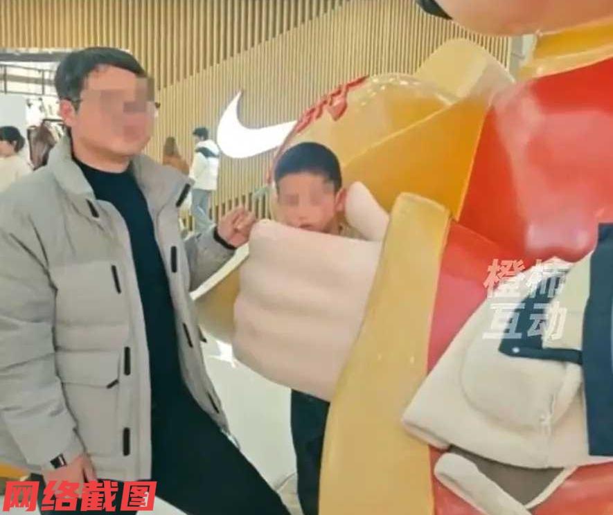 浙江义乌有家长带着孩子，在一处商场内游玩。此刻正逢马上要过年，商场内也是布置