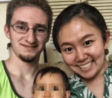 “你应该滚回中国去”，“不应该生活在美国”，“看你吃的跟猪一样。”2019年，美