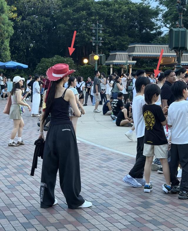 杨颖和黄晓明离婚后，没有撕破脸皮。所以她能经常见到儿子，陪伴他玩耍。