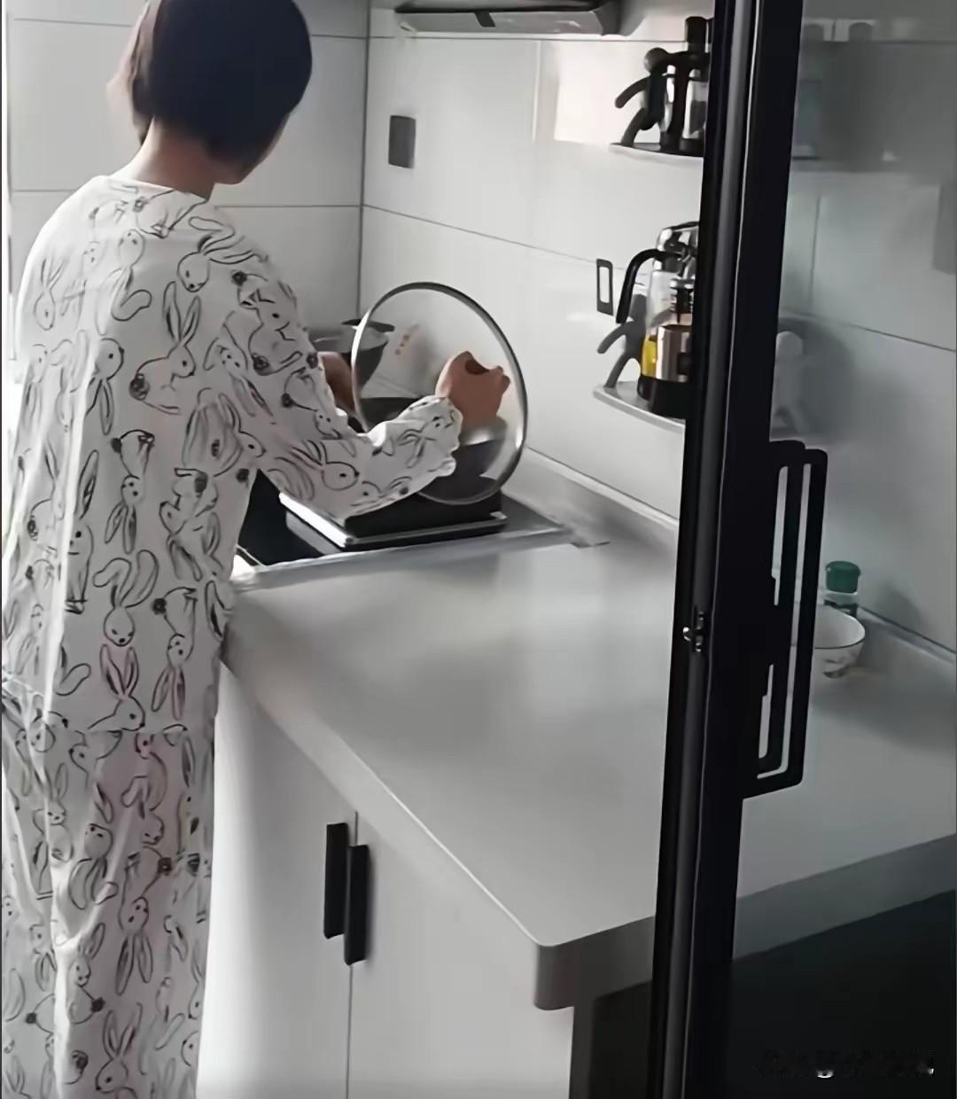 一位月薪7500的阿姨被辞退了，不是因为饭菜做的不好，也不是阿姨不够勤快，而是因