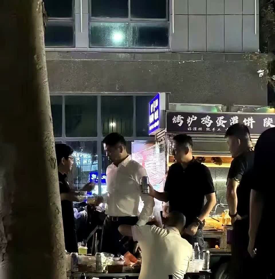 真的，把我看愣了。一个身价上千亿的男人，凌晨两点，就那么毫无征兆地蹲在宿迁街