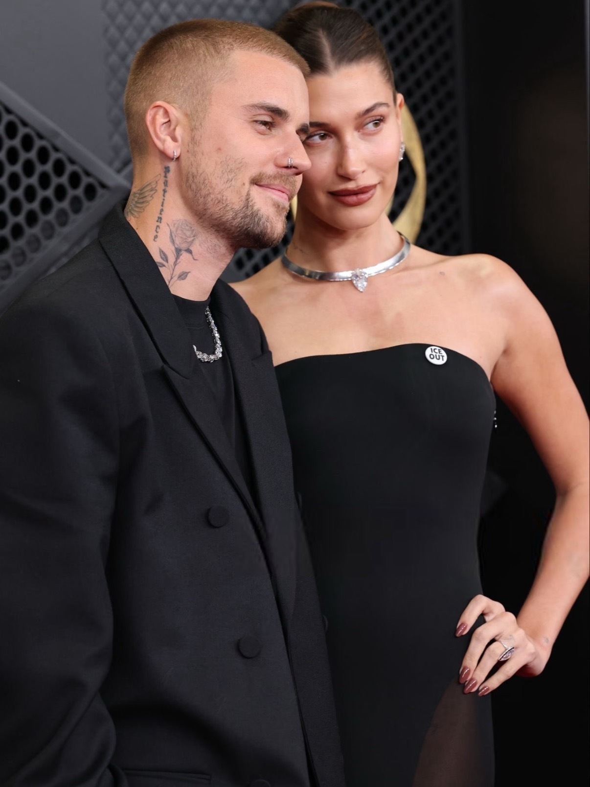 比伯海莉格莱美红毯比伯海莉夫妻同框红毯🈶，两个人状态很不错的嘞