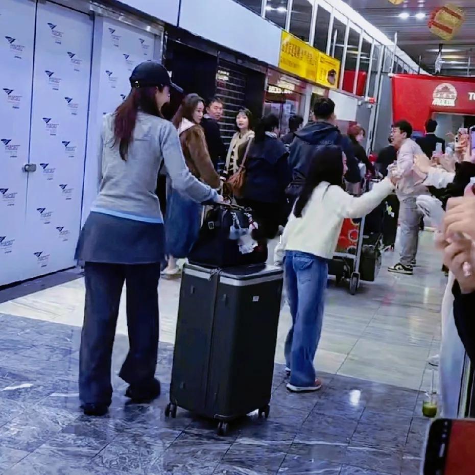 有网友在澳门偶遇董璇和小酒窝，还有她的干妈丫丫，佟丽娅对小酒窝的喜欢，溢于言表，