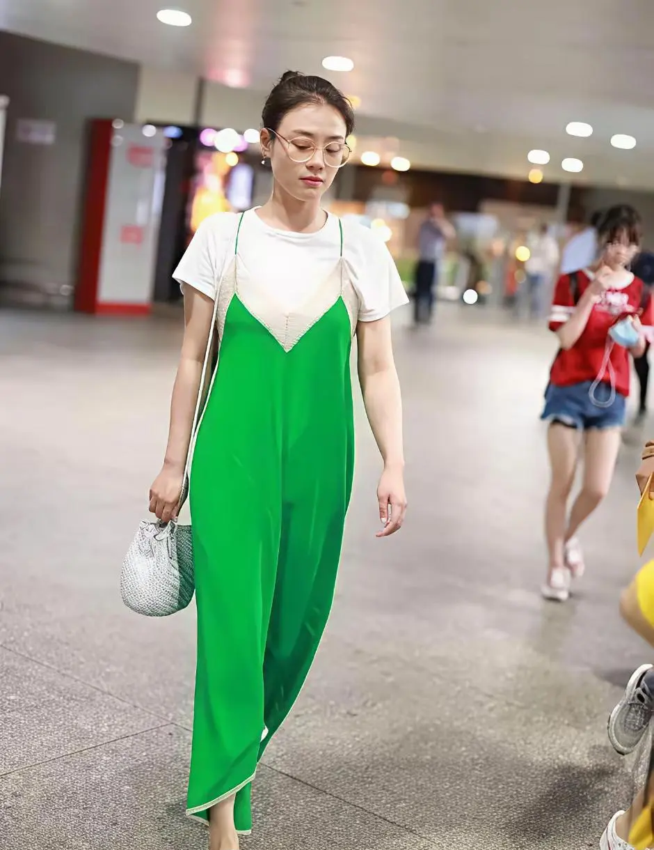 马思纯减肥成功后大变样！白T叠穿绿色吊带裙，清新减龄又时髦！
