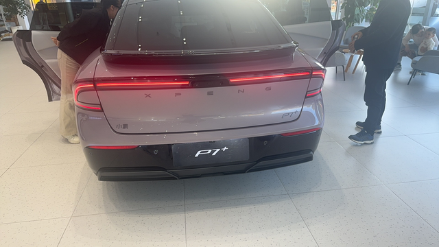小鹏汽车欺诈消费者在小鹏4儿子店购买的P7+长续航版，买之前谈好的是赠送充电桩