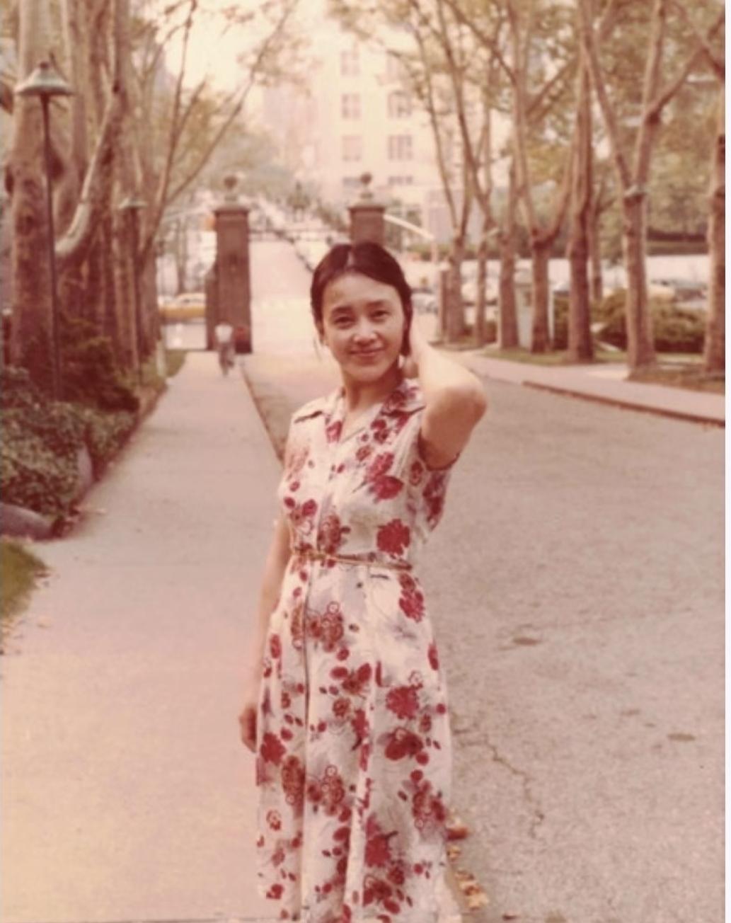陈冲母亲年轻时的留影，这一张照片拍摄于上世纪80年代初，地点在美国纽约曼哈顿的街