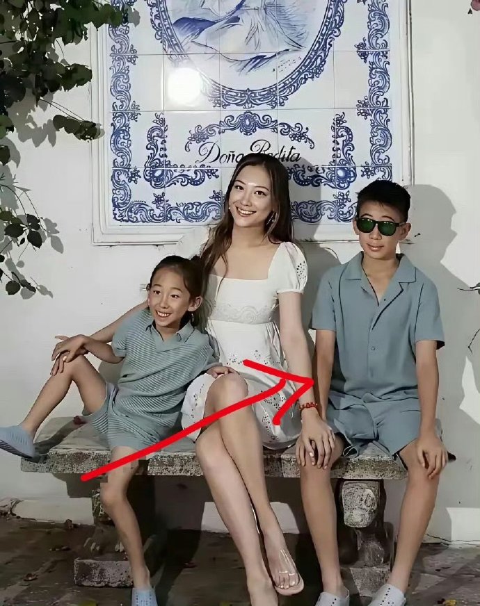 陈小春这基因好强大，俩孩子没有一个长得像妈妈应采儿，看着像缩小版的陈小春